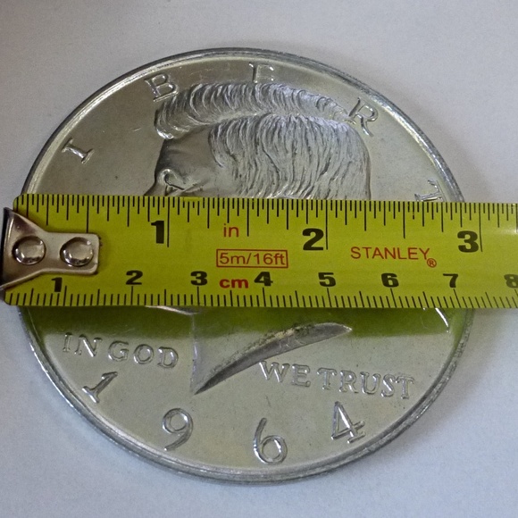1964 John F. Kennedy JFK Half-Dollar 3in Jumbo Oversized NOVELTY Coin Preowned - Picture 3 of 3